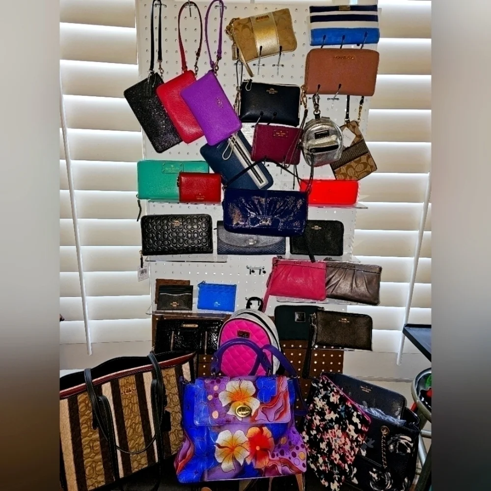 Like This Post To Be Notify When I Go Live with Amazing Designer Bags! - Picture 1 of 1